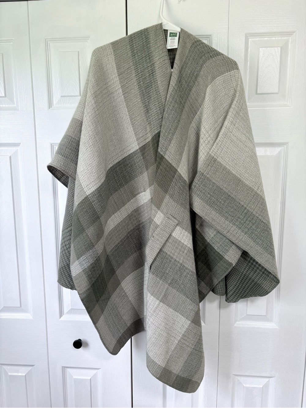 Woolrich Gray/Green Plaid Wool Cape